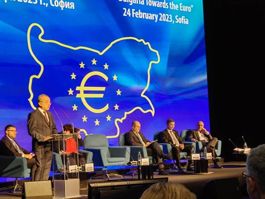 Премиерът Гълъб Донев по време на конференцията "България по пътя към еврото"