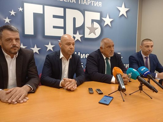 Борисов обяви Костадин Димитров (вляво от лидера) за кандидат–кмет на ГЕРБ за Пловдив. Снимки: Авторът