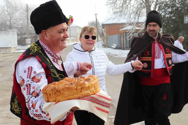 Носителят на титлата поведе хоро с питка