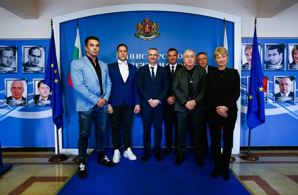 Министър Илиев се срещна с представители на Автомобилната федерация на България, Българската федерация по автомобилен спорт и Съюза на българските автомобилисти.