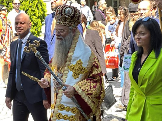 Кметът на Пловдив Костадин Димитров, митрополит Николай и шефката на Регионалното управление на образованието Иванка Киркова поведоха шествието за 24 май.

Снимки: Авторът