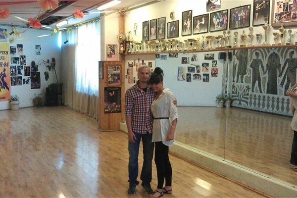 С Елена Добрикова в залата в Смолян, където тя е тренирала като дете. 
СНИМКИ: “24 ЧАСА”, ЛИЧЕН АРХИВ И БУЛФОТО