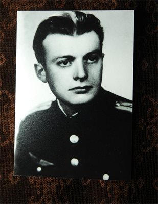 Последната снимка на Дянко Марков като офицер (поручик) от българските ВВС. Направена е в началото на 1948 г., малко преди да бъде арестуван.