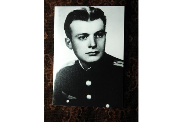 Последната снимка на Дянко Марков като офицер (поручик) от българските ВВС. Направена е в началото на 1948 г., малко преди да бъде арестуван.