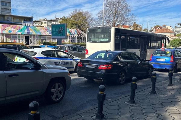 Автобусът и патрулният автомобил блокират движението.