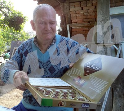 Бай Тодор се е запасил с бонбони, за да черпи за голямата печалба СНИМКИ: Анелия Перчева