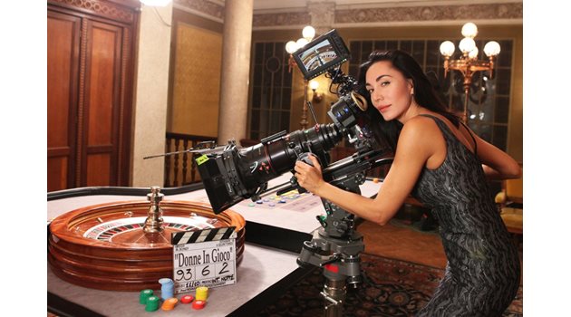 Мишел Бонев по време на снимките на филма си “Жени в игра”, който се оказва фиаско.