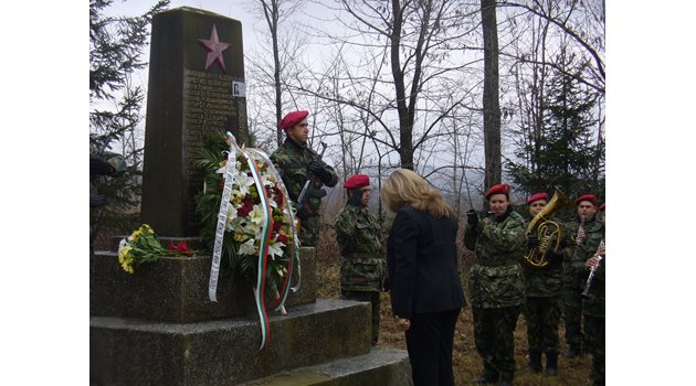 Илияна Йотова поднесе венец и се поклони пред паметта на жертвите от Ястребино. Снимка: Ваньо Стоилов