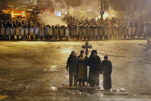 Протестите на Майдана в Киев, започнали заради отказа на президента Виктор Янукович да подпише споразумението за асоцииране с ЕС, се радикализираха на 18 февруари 2014 г. Тогава силите на реда атакуваха проевропейските демонстранти и за 3 дни бяха убити 100 души. Снимка Архив