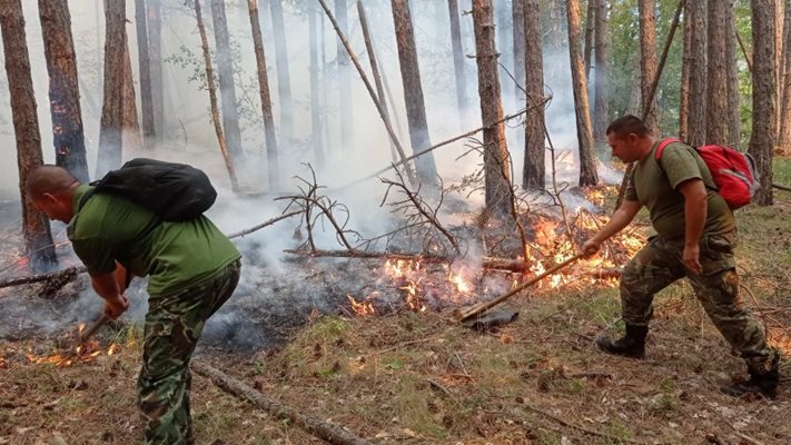 Военнослужещите продължават да помагат в борбата с огъня над Югово.