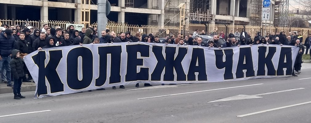 Привържениците на “Ботев” (Пловдив) се събраха на протест пред недостроения клубен стадион.