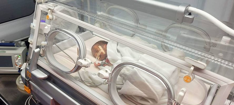 Лекарите в Пловдив се борят за живота на недоносеното бебе от Кърджали.


Снимка: "Капачки за бъдеще".