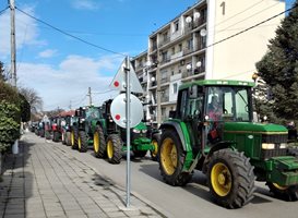 Протестиращи земеделци блокираха пътя от Вълчи дол за Добрич Снимка: Facebook/Галина Маринова