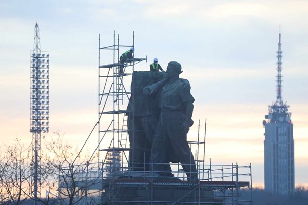 Демонтажът на Паметника на Съветската армия в четвъртък продължи с отрязване на главата на войника. 
СНИМКА: НИКОЛАЙ ЛИТОВ