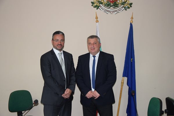 На снимката: Карел Крал, регионален мениджър на ЧЕЗ за България и Виктор Янев, областен управител на Кюстендил.
