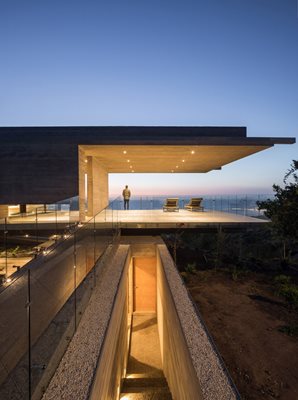 Къща в Чили "левитира" над морето