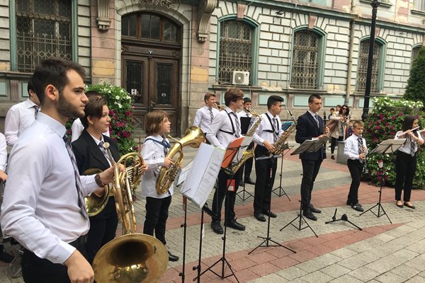 Оркестърът на музикалното училище "Добрин Петков".