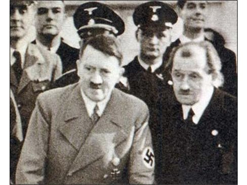 Фердинанд Порше /вдясно/ с Адолф Хитлер. Великият инженер се ползва с личните си симпатии на фюрера.