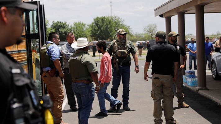 Пoлицейски служители охраняват мястото на кръвопролитието / Снимка: Ройтерс
