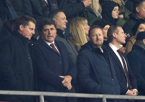 Драган Шолак (вторият от ляво на дясно) си говори със съдружника си в Sport Republic Хенрик Крафт през януари тази година на стадиона на “Саутхемптън”, след като компанията им закупи английския клуб. СНИМКА: РОЙТЕРС