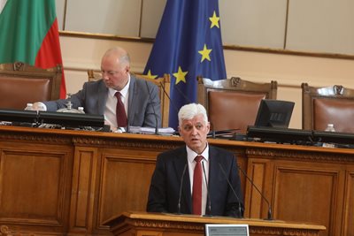 Димитър Стоянов говори пред парламента.
Снимка: Николай Литов
