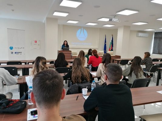 Вероника Тодорова, директор „Международно сътрудничество и проекти“ в Патентно ведомство открива семинара
