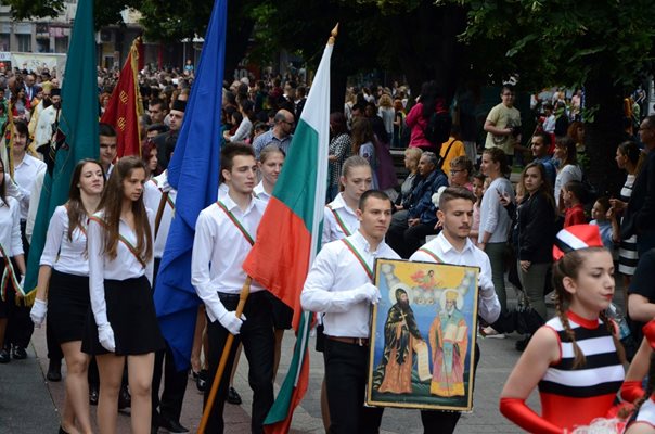 Празничното шествие за 24 май е традиция в Пловдив.