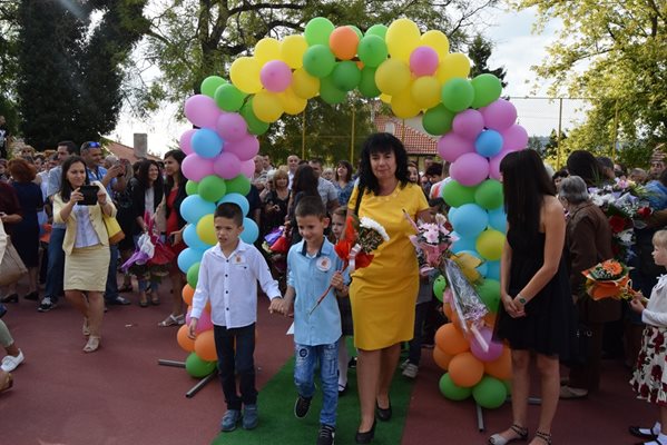 Арка от балони имаше за учениците в Горна Оряховица