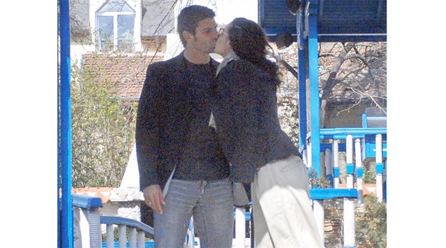 ЛЮБОВ: Брюнетката и футболистът в гореща целувка преди тръгване.