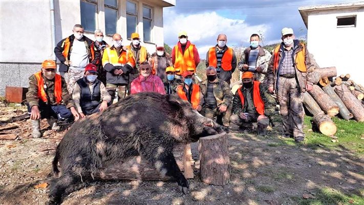 Снимка за спомен на ловната дружинка с чудовището на Родопите / Снимки: Гюнер Шукри