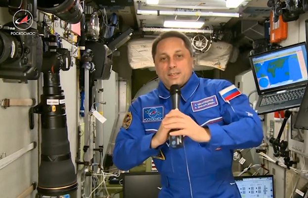 Руският космонавт Антон Шкаплеров поздрави жените за 8-и март от Международната космическа станция  СНИМКА: Youtube/Роскосмос