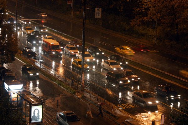 Пътищата в цялата страна са мокри и е необходимо шофьорите да карат с повишено внимание
СНИМКА: Архив