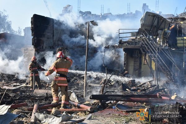 Пожарникари в жилищен район, повреден от руски ракетен удар в селището Затока, Одеска област, 26 юли 2022 г.
СНИМКА: РОЙТЕРС