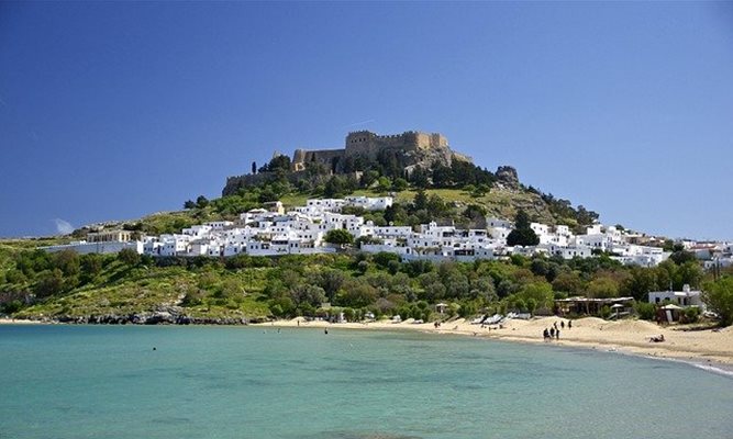 Арестуваха трима българи за обири по плажовете в Гърция