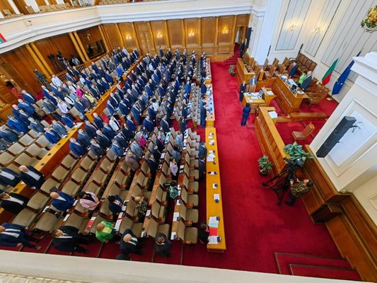 Вижте как депутатите почетоха паметта на Ботев (Видео)