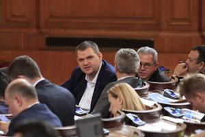 Парламентът пусна на Делян Пеевски в комисията по конституционни въпроси
