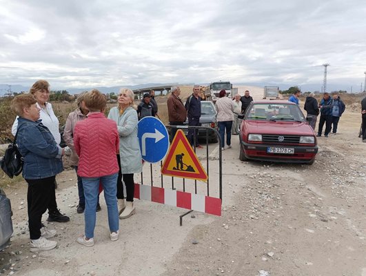 Хората остават в протестна готовност.