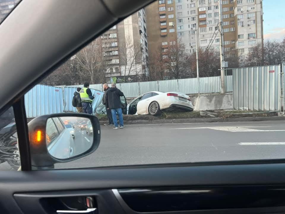 Кола падна в изкопа за строеж на метрото на бул. "Цариградско шосе"