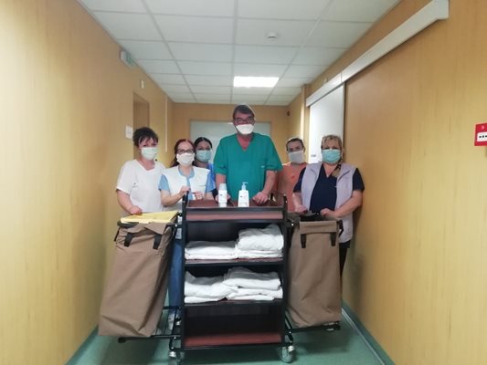 Персоналът на клиниката по анестезиология е благодарен за дарената количка.