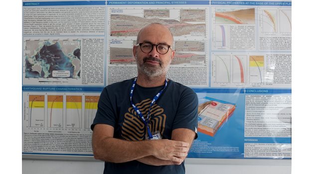 Чрез компютърно моделиране Валенти Саларес и екипът му разгадават параметрите на земетресението.
СНИМКА: ВАСИЛ ПЕТКОВ