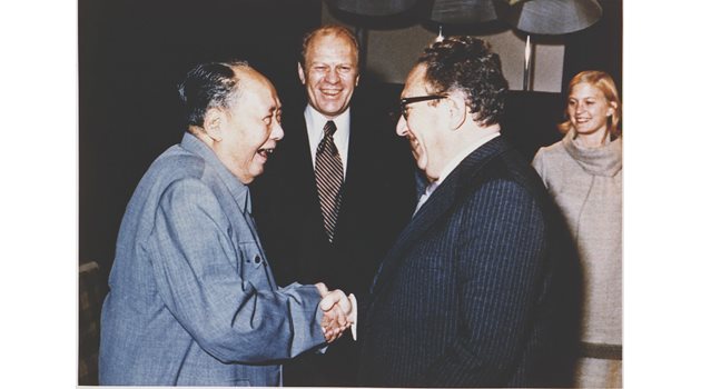 Хенри Кисинджър и Ле Дък Тхо, член на политбюро на компартията в Ханой, са наградени с Нобел за мир през 1973 г. Виетнамецът отказва да приеме приза.
