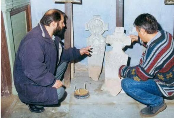 1990 г. Храм “Свети Георги” в Одрин. Двамата с Александър Чъкърък разглеждаме единствените запазени надгробни плочи на български офицери, загинали в Одрин. СНИМКА: МАРИН ДЕЛЧЕВ