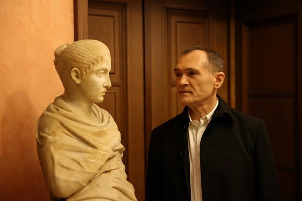 Божков позира с антична фигура в последния си пост във фейсбук.