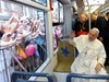 В Краков за първи  път папа се вози  в трамвай