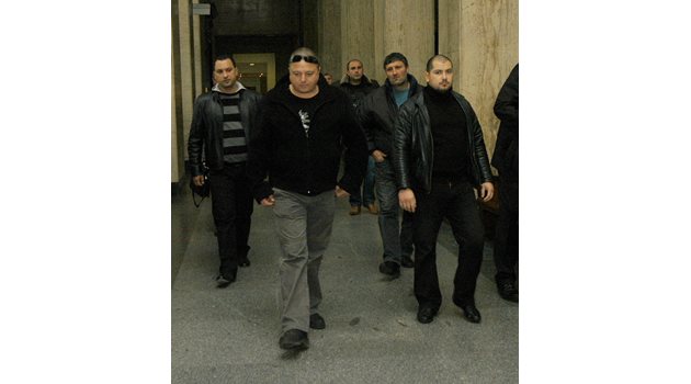 Йоско (на преден план) води бандата си към поредното заседание на едно от делата срещу тях.