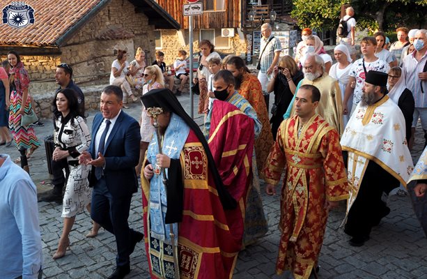 Литийно шествие премина през Стария Несебър. Кметът Николай Димитров и съпругата му Нури бяха до свещениците.