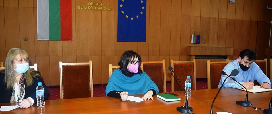 Областният управител Людмила Илиева ръководи заседанието на щаба

СНИМКА:  Областна администрация - Велико Търново