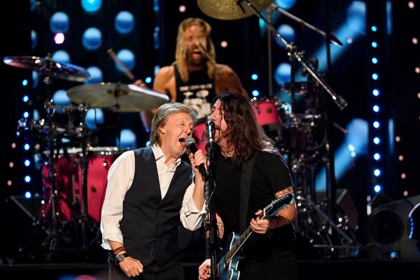 Сър Маккартни  с  Дейв Грол,  вокалист  на  Foo Fighters, на една сцена
СНИМКА: РОЙТЕРС