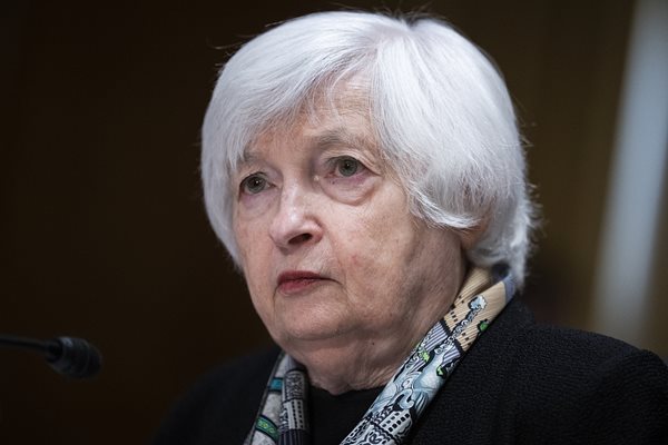 Американският финансов министър: Ако кризата продължи, е възможно масово теглене на пари от банките