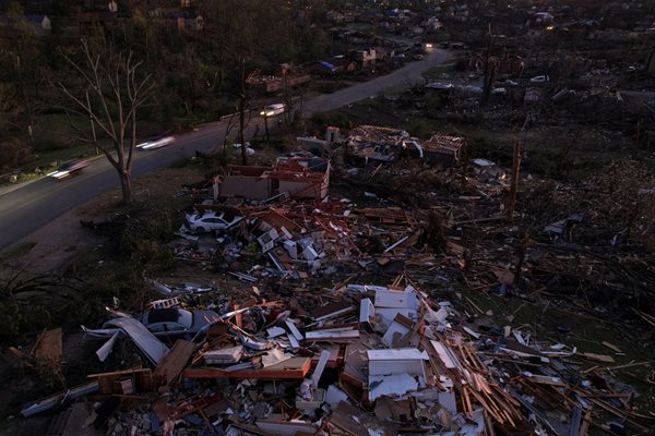 Жертвите на торнадото в САЩ вече са над 20 Снимка: Ройтерс